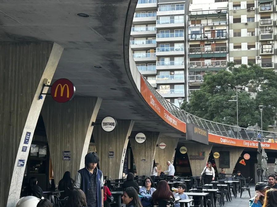 Mesas al aire libre en el Paseo Houssay