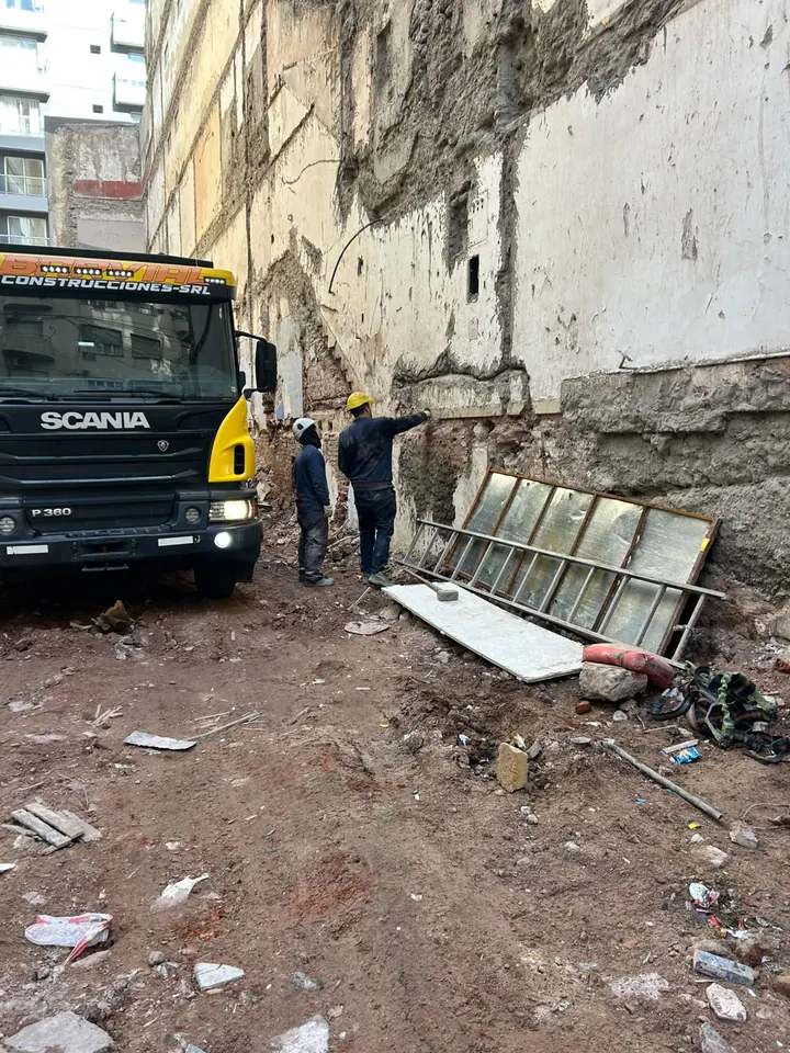 Trabajos de demolición en el terreno de Paraguay 2080